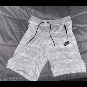 MEN’S GRAY NIKE SWEAT SHORTS